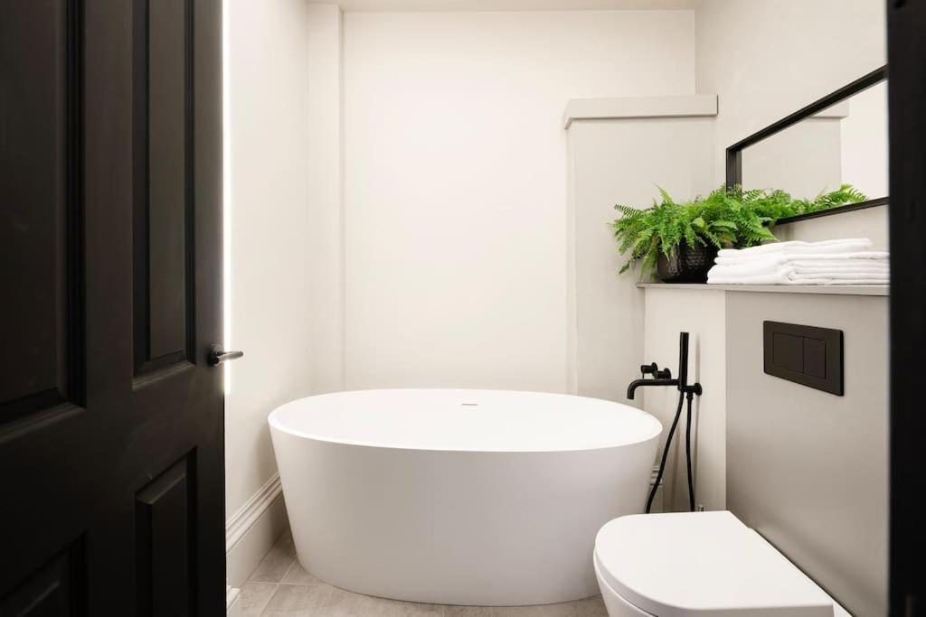High End Free Parking Wifi Balcony Ensuite 첼튼엄 외부 사진